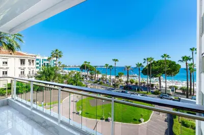 Vue générale sur la mer ou vue sur la mer prise depuis l'appartement