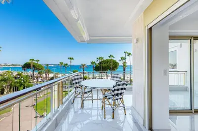 Balcon ou terrasse dans l'établissement Agence des Résidences - Appartements privés du 45 CROISETTE- Prestige