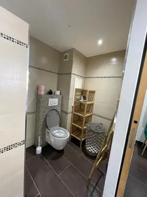 Salle de bains dans l'établissement Spacieux F2 climatisé proche de la mer