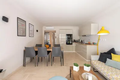 Cuisine ou kitchenette dans l'établissement Magnifique 3 pièces en plein cœur de Cannes