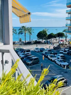 Vue générale sur la mer ou vue sur la mer prise depuis l'appartement
