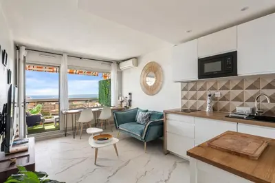 Cuisine ou kitchenette dans l'établissement Vue mer 180° cocon à 7 min de la plage piscine AC
