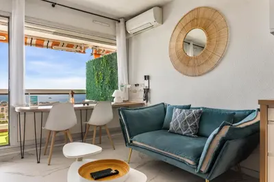 Coin salon dans l'établissement Vue mer 180° cocon à 7 min de la plage piscine AC
