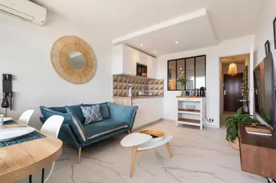 Télévision ou salle de divertissement dans l'établissement Vue mer 180° cocon à 7 min de la plage piscine AC