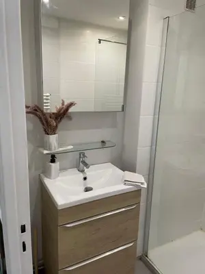 Salle de bains dans l'établissement Terrasse plein sud, deux chambres doubles
