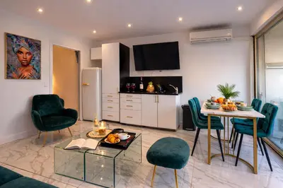 Cuisine ou kitchenette dans l'établissement Luxury Maubourg - Vue mer - Croisette 50m plage - Clim - terrasse