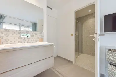 Salle de bains dans l'établissement 3-Br Apartment 3 minutes to the Croisette