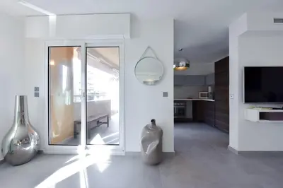 Télévision ou salle de divertissement dans l'établissement 3-Br Apartment 3 minutes to the Croisette