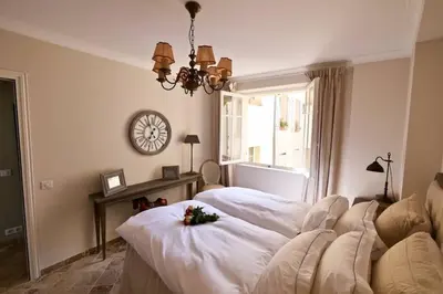 Un ou plusieurs lits dans un hébergement de l'établissement BORD DE MER - AC, WIFI, chic, sea view, beach 2 minutes walk