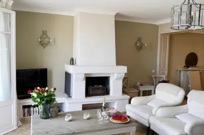 Coin salon dans l'établissement BORD DE MER - AC, WIFI, chic, sea view, beach 2 minutes walk