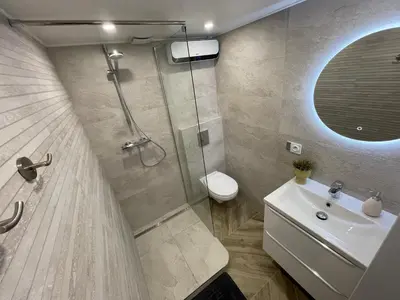 Salle de bains dans l'établissement Nice Renting - MASSENA - LOFT - HEART of VIEIL ANTIBES - THE MARKET WITH SEA VIEW