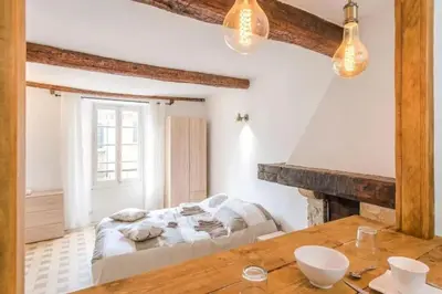 Un ou plusieurs lits dans un hébergement de l'établissement AUTHENTIQUE STUDIO au CŒUR du VILLAGE PROVENCAL