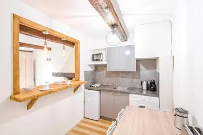 Cuisine ou kitchenette dans l'établissement AUTHENTIQUE STUDIO au CŒUR du VILLAGE PROVENCAL