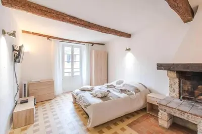 Un ou plusieurs lits dans un hébergement de l'établissement AUTHENTIQUE STUDIO au CŒUR du VILLAGE PROVENCAL