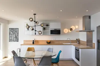 Cuisine ou kitchenette dans l'établissement Vue Mer Panoramique, Clim, Balcon et Plages