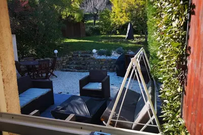 Jardin de l'établissement Jolie petite Maison de Charme dans quartier boisé