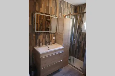 Salle de bains dans l'établissement Jolie petite Maison de Charme dans quartier boisé