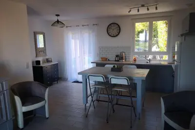 Cuisine ou kitchenette dans l'établissement Jolie petite Maison de Charme dans quartier boisé