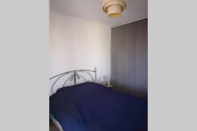 Un ou plusieurs lits dans un hébergement de l'établissement Jolie petite Maison de Charme dans quartier boisé