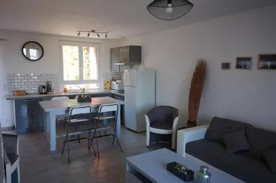 Cuisine ou kitchenette dans l'établissement Jolie petite Maison de Charme dans quartier boisé