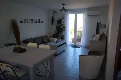 Coin salon dans l'établissement Jolie petite Maison de Charme dans quartier boisé