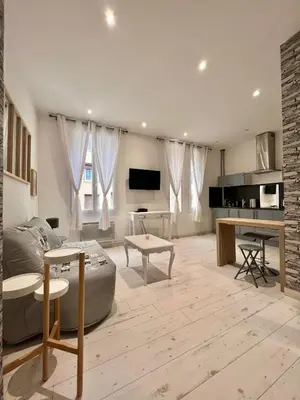 Cuisine ou kitchenette dans l'établissement Grand studio climatisé à 3min des plages de Juan les pins