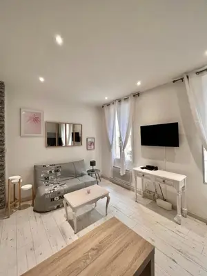 Télévision ou salle de divertissement dans l'établissement Grand studio climatisé à 3min des plages de Juan les pins