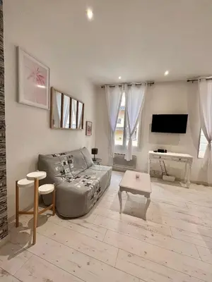 Télévision ou salle de divertissement dans l'établissement Grand studio climatisé à 3min des plages de Juan les pins