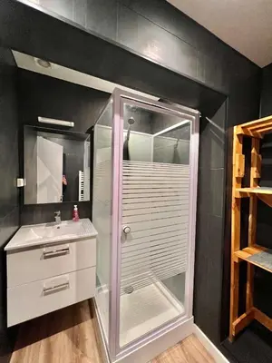 Salle de bains dans l'établissement Grand studio climatisé à 3min des plages de Juan les pins