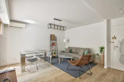 Coin salon dans l'établissement MAR2 - Beau 2 pièces avec loggia fermée et aménagée en centre ville