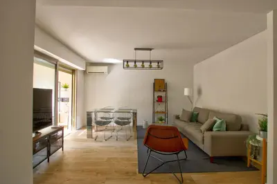 Coin salon dans l'établissement MAR2 - Beau 2 pièces avec loggia fermée et aménagée en centre ville