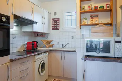 Cuisine ou kitchenette dans l'établissement Les Jasmins Apartment