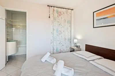 Un ou plusieurs lits dans un hébergement de l'établissement Les Jasmins Apartment