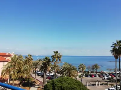 Vue générale sur la mer ou vue sur la mer prise depuis l'appartement