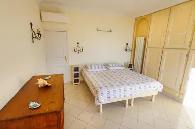 Un ou plusieurs lits dans un hébergement de l'établissement Appartement rooftop vue mer