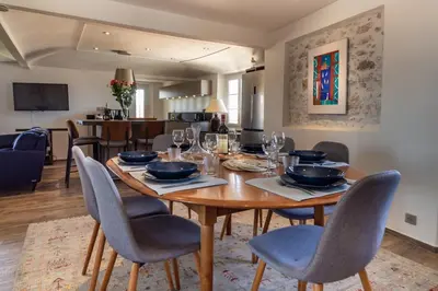 Télévision ou salle de divertissement dans l'établissement Charmant appartement spacieux pour 6P vue mer vieil Antibes