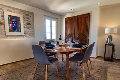 Coin salon dans l'établissement Charmant appartement spacieux pour 6P vue mer vieil Antibes