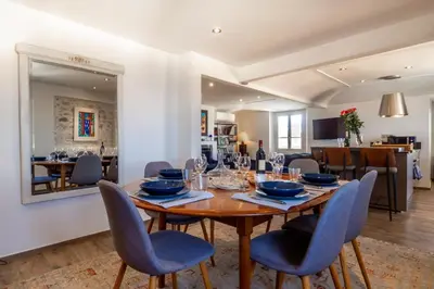 Coin salon dans l'établissement Charmant appartement spacieux pour 6P vue mer vieil Antibes