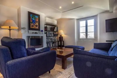 Télévision ou salle de divertissement dans l'établissement Charmant appartement spacieux pour 6P vue mer vieil Antibes