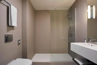 Salle de bains dans l'établissement Moxy Sophia Antipolis