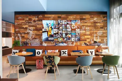 Restaurant ou autre lieu de restauration dans l'établissement Moxy Sophia Antipolis