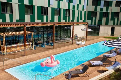 Piscine de l'établissement Moxy Sophia Antipolis ou située à proximité