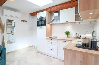 Cuisine ou kitchenette dans l'établissement Luxurious & calm flat in heart of Old Antibes