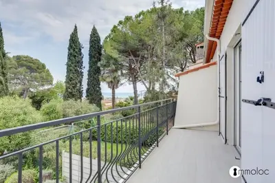 Balcon ou terrasse dans l'établissement Air-conditioned house in residence with swimming pool and tennis court