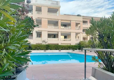 Piscine de l'établissement Amour Azur Appartement pour 2 avec jacuzzi et terrasse à 2 minutes de la mer ou située à proximité
