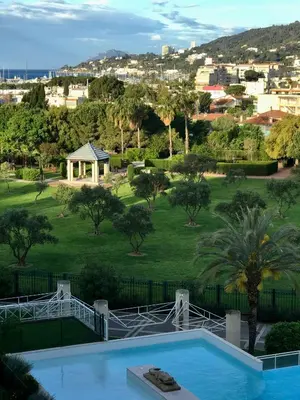 Piscine de l'établissement Grand 2 Pièces Climatisé dans Residence de Standing avec Vue Piscine au Bord de la Mer ou située à proximité