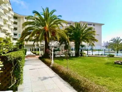 Jardin de l'établissement Grand 2 Pièces Climatisé dans Residence de Standing avec Vue Piscine au Bord de la Mer