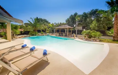Piscine de l'établissement Stunning Villa with Large Pool, Billiard room and Mini-golf ou située à proximité