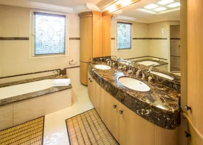 Salle de bains dans l'établissement Stunning Villa with Large Pool, Billiard room and Mini-golf