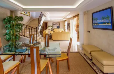 Coin salon dans l'établissement Stunning Villa with Large Pool, Billiard room and Mini-golf